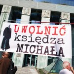 Ks. Michał Olszewski usłyszał nowe zarzuty, prokurator chce przedłużenia aresztu