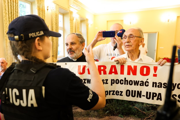 Ks. Tadeusz Isakowicz-Zaleski (C) z transparentem upominającym się o prawdę o Wołyniu /Rafał Guz /PAP