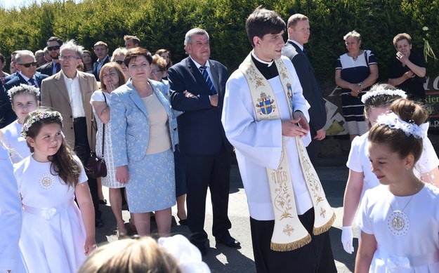 Ks. Tymoteusz Szydło (po prawej) z rodzicami Beatą i Edwardem Szydło w drodze na mszę prymicyjną w rodzinnej parafii Matki Bożej Częstochowskiej w Przecieszynie, maj 2017 /	Jacek Bednarczyk   /PAP