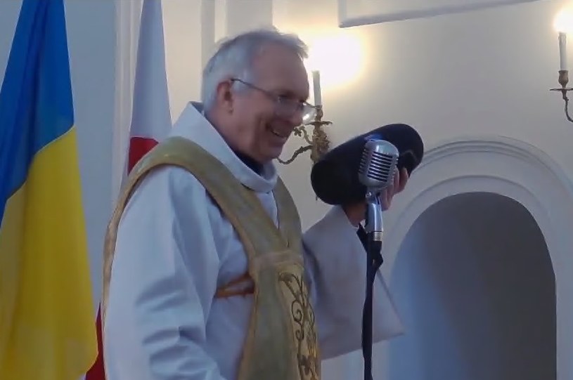 Ks. Wojciech Drozdrowicz podczas odtwarzania "Czerwonej kaliny" w kościele /LAS BIELAŃSKI MSZA ŚW. TRANSMISJA /YouTube