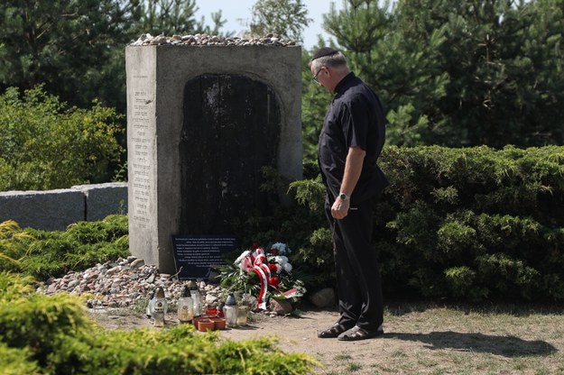 Ks. Wojciech Lemański podczas uroczystości przy pomniku upamiętniającym Żydów zamordowanych 10 lipca 1941 w Jedwabnem w 83. rocznicę zbrodni /Artur Reszko /PAP