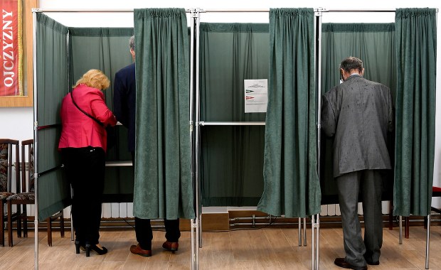 Ksiądz agitował na mszy za jednym z kandydatów, ojciec podpisał się na spisie wyborców za syna