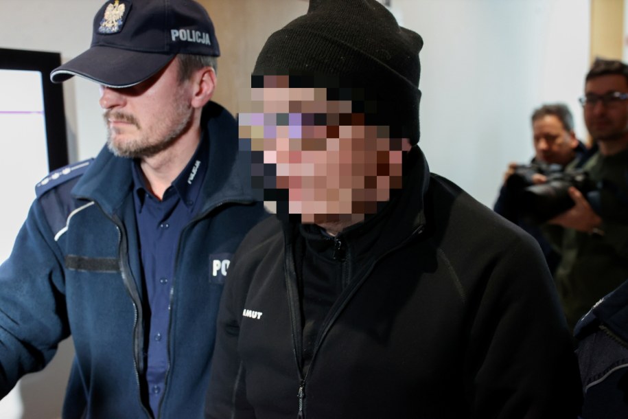 Ksiądz Jacek K. (2L) doprowadzany na rozprawę /Jarek Praszkiewicz /PAP