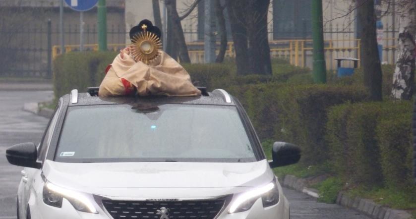 Ksiądz jeździł z monstrancją po Legnicy, a ktoś doniósł na policję, że robił to bez pasów /Informacja prasowa