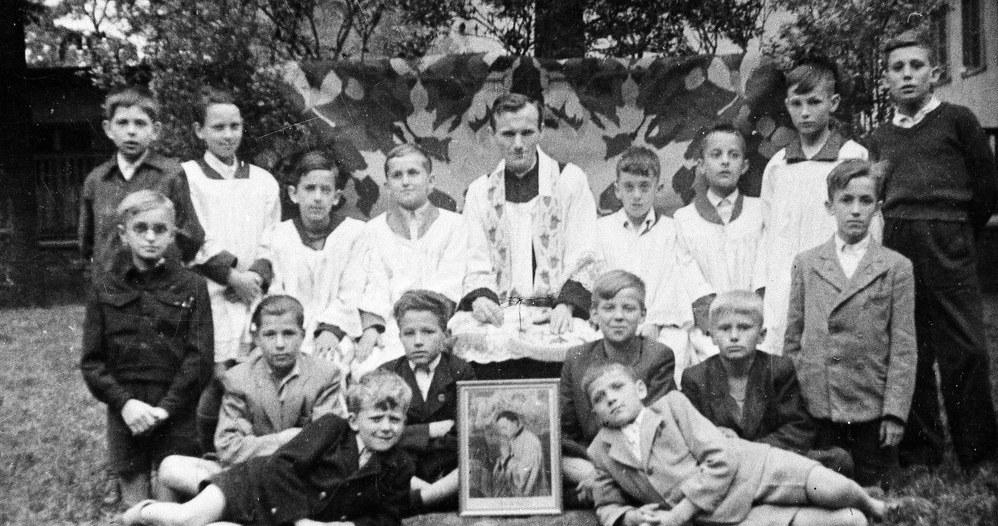 Ksiądz Karol Wojtyła z ministrantami w Niegowici, 1949 /Laski Diffusion /East News