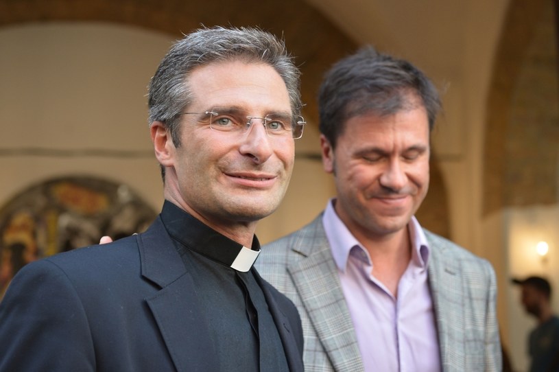 Ksiądz Krzysztof Charamsa ze swoim partnerem Edouardem /AFP