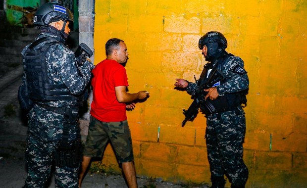 Ksiądz, nieletni i biznesmeni wśród ofiar. Policjant przyznał się do 97 zabójstw