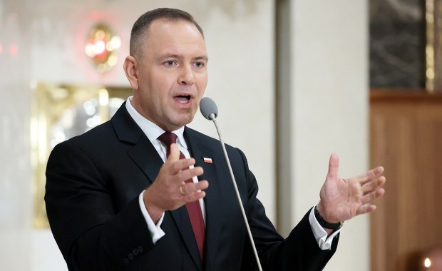 Ksiądz-przebieraniec zakłócił mszę z udziałem Karola Nawrockiego