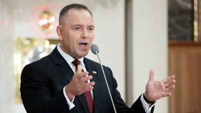 Ksiądz-przebieraniec zakłócił mszę z udziałem Karola Nawrockiego