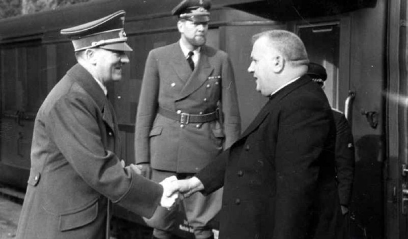 Ksiądz Tiso wita się z Adolfem Hitlerem /INTERIA.PL/materiały prasowe