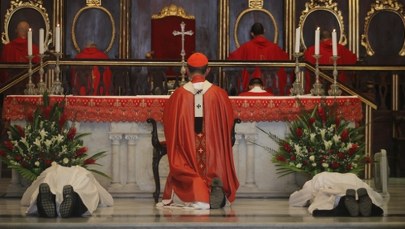 Ksiądz uruchomił dzwon kościelny, po czym został wydalony z kraju