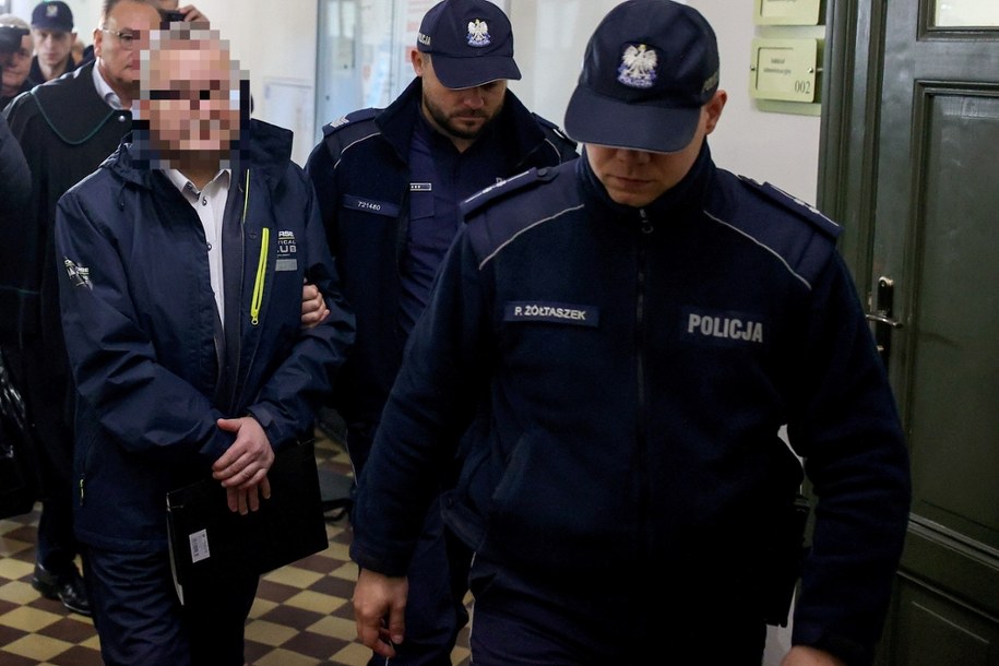 Ksiądz w drodze na proces w listopadzie 2025 r. /Jarek Praszkiewicz /PAP
