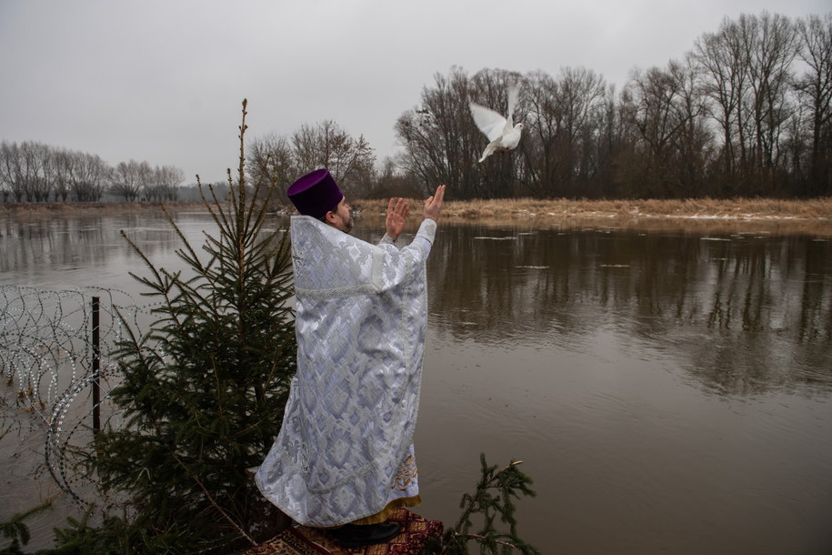 Ksiądz wypuszcza białego gołębia /Wojtek Jargiło /PAP