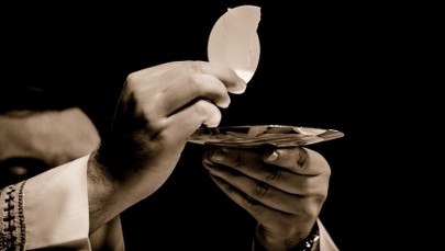 Ksiądz z zarzutami dot. molestowania nastolatek. Kuria wyraża "smutek i żal"