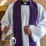 zbrodnie Ksiądz zaatakował siekierą i podpalił. Brat zabitego ujawnia nowe fakty