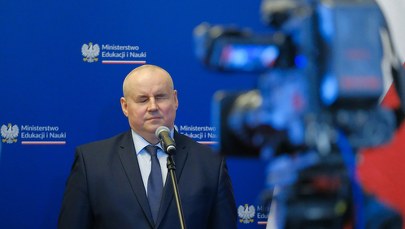 Ksiądz zamknął go w pokoju, urzędniczka pouczała o antykoncepcji. Wdówik o traktowaniu osoby z niepełnosprawnościami