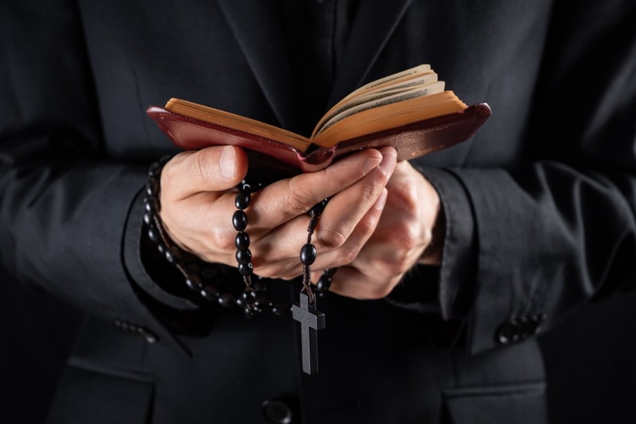 Ksiądz został zatrzymany w ramach śledztwa dotyczącego pedofilii, zdj. ilustracyjne /Shutterstock