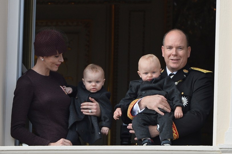 Książę Albert z żoną i dziećmi /Pascal Le Segretain /Getty Images