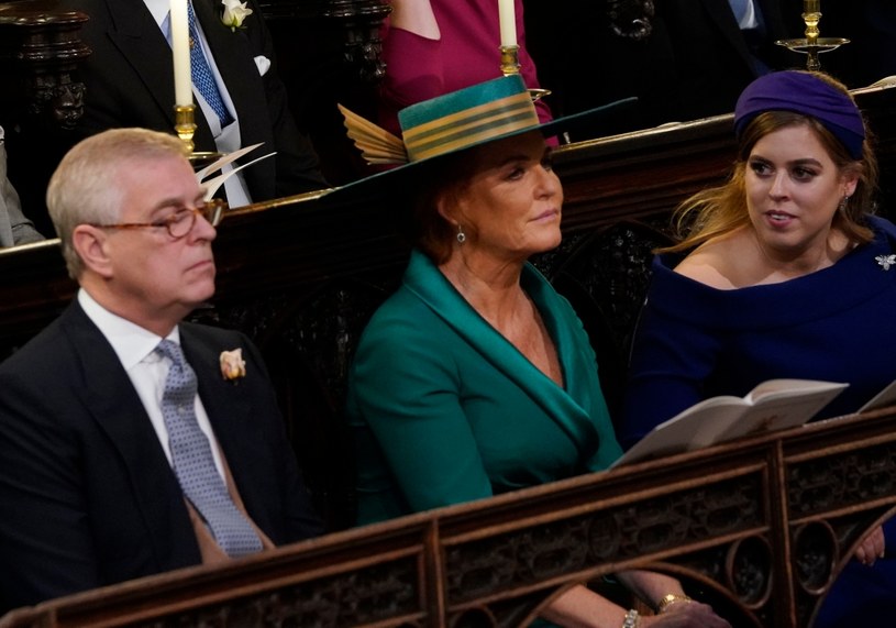 Książę Andrzej, Sarah Ferguson i Beatrycze na ślubie Eugenii/WPA Pool /Getty Images