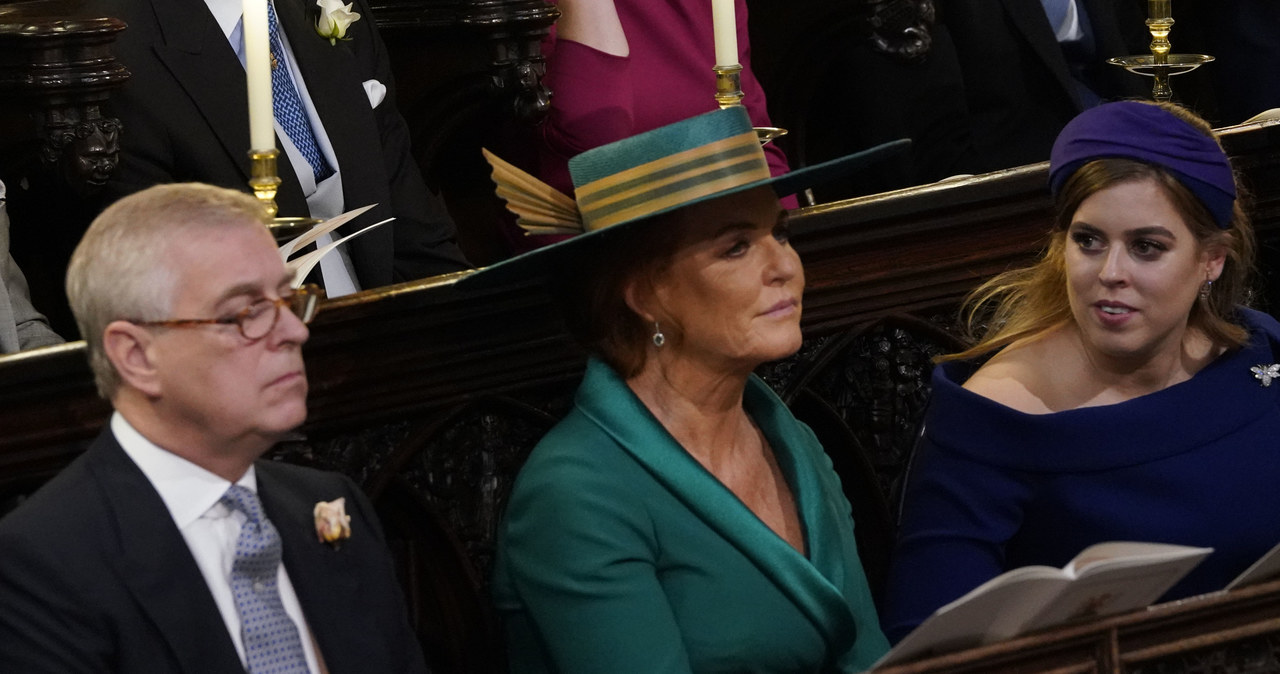 Książę Andrzej, Sarah Ferguson i Beatrycze na ślubie Eugenii /Getty Images