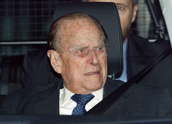 Książę Filip często sam prowadzi samochód, bo ceni niezależność /Getty Images