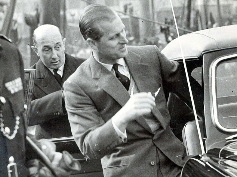 Książę Filip wsiadający do swojego Astona Martina /Informacja prasowa