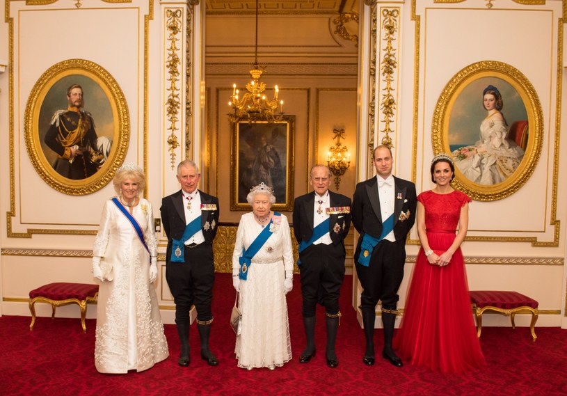 Książę Filip zawsze uczestniczył i pomagał  królowej. Był suwerennym towarzyszem w ceremoniach /Getty Images
