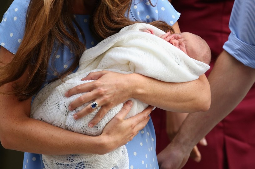 Książę George dzień po porodzie wraz z mamą opuścił szpital /Getty Images