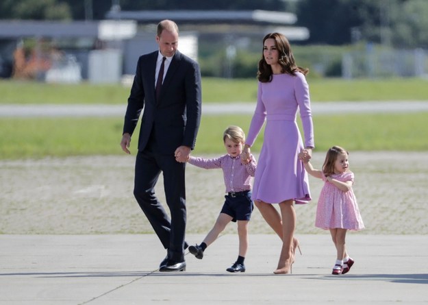 Książę George i księżniczka Charlotte będą musieli kłaniać się... prababci Elżbiecie II /Carsten Koall /PAP/EPA