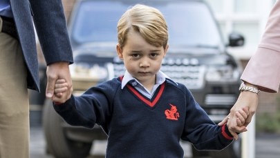 Książę George rozpoczął naukę w szkole. Minę miał nietęgą