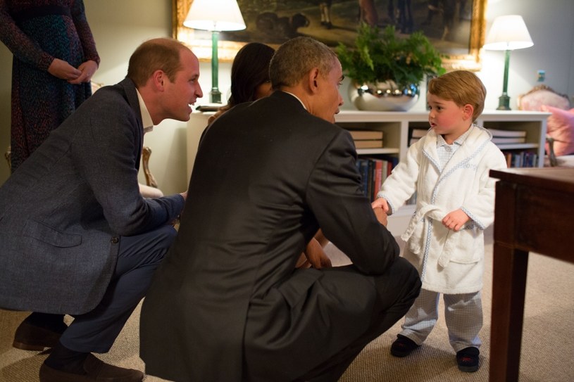 Książę George w piżamie i szlafroku spotkał się Barackiem Obamą /Getty Images