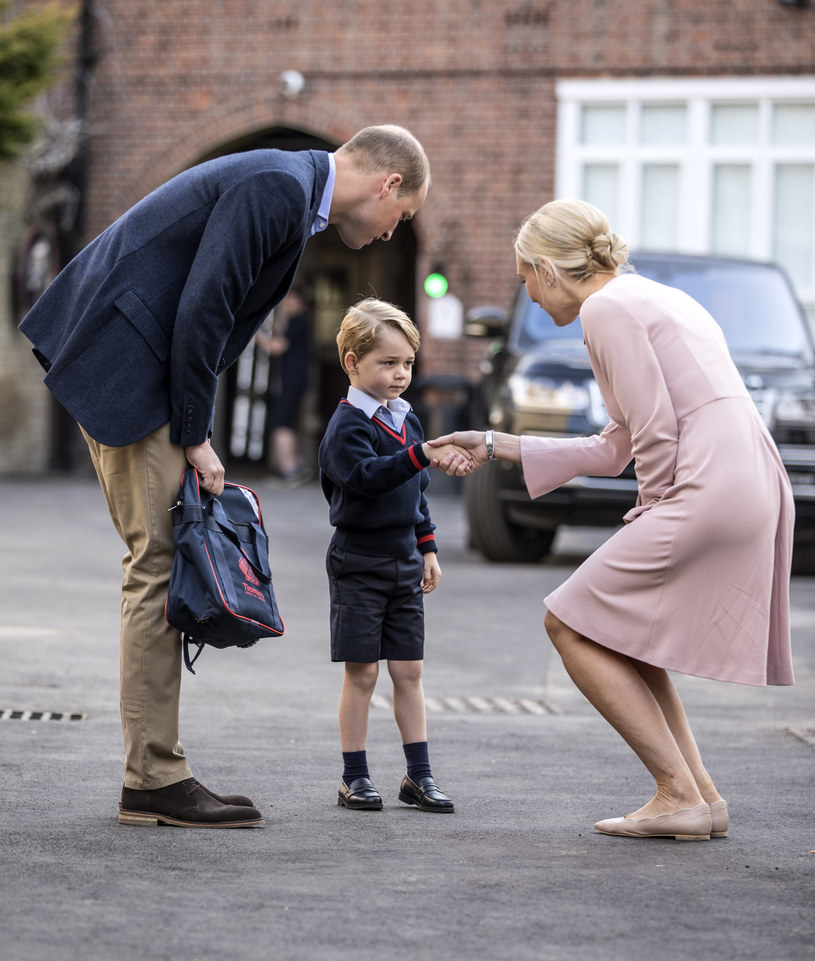 Książę George wita się z Helen Haslem /Getty Images