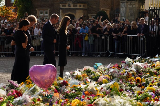 Książę Harry i jego brat William wraz z żonami przed zamkiem w Windsorze /Kirsty O'Connor /PAP/PA