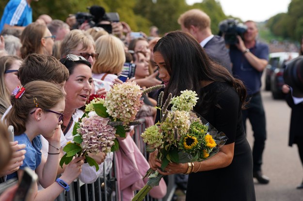 Książę Harry i jego żona Meghan podeszli do tłumu zgromadzonego przed zamkiem w Windsorze /Kirsty O'Connor /PAP/PA