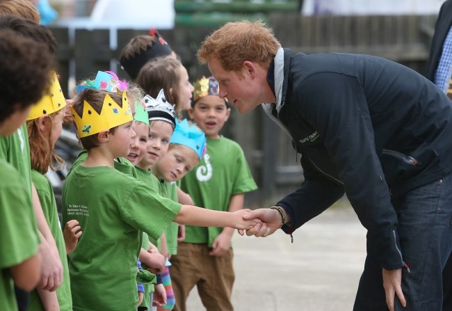 Książę Harry na spotkaniu z uczniami w szkole w Nowej Zelandii /ROBYN EDIE / POOL /PAP/EPA