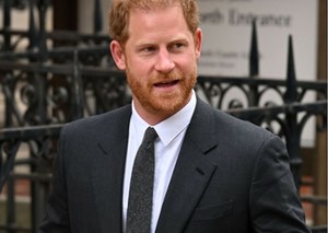 Książę Harry nie krył frustracji podczas procesu. Brytyjska prasa przeanalizowała jego zachowanie