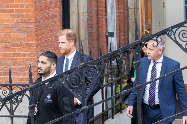 Książę Harry opuszcza budynek sądu w Londynie - zdjęcie archiwalne /Shutterstock