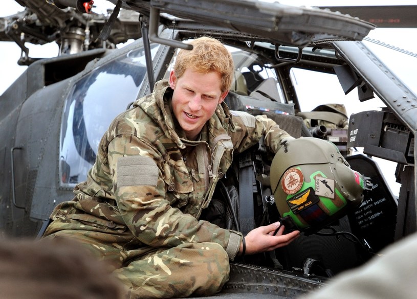 Książę Harry pokazuje swój hełm z aktywnym systemem kierowania ogniem /AFP