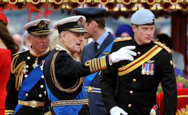 Książę Harry przyleciał na pogrzeb dziadka. Bez Meghan u boku