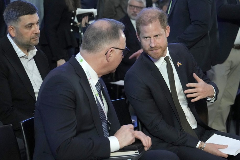 Książę Harry w rozmowie z Andrzejem Dudą, byłym prezydentem Polski. /PAP/EPA/STRINGER /PAP/EPA