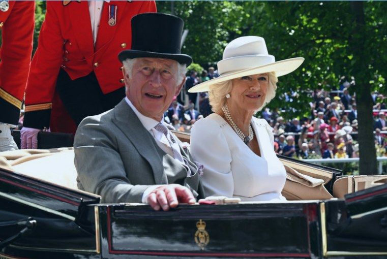 Książę Harry w swojej książce zdradził, że król Karol III od dawna jest zazdrosny o medialną popularność Kate /Rex Features /East News