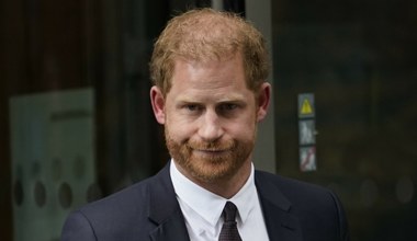 Książę Harry wściekły na kłamstwa brytyjskich mediów. Miarka się przebrała. Taka afera tuż przed urodzinami króla