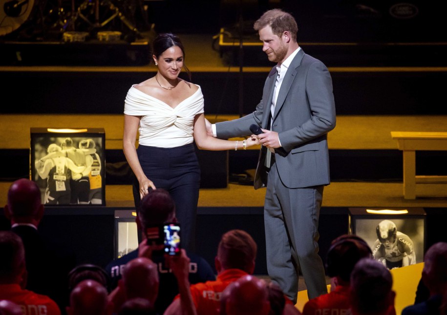 Książę Harry z żoną Meghan na otwarciu Invictus Games /KOEN VAN WEEL /PAP/EPA