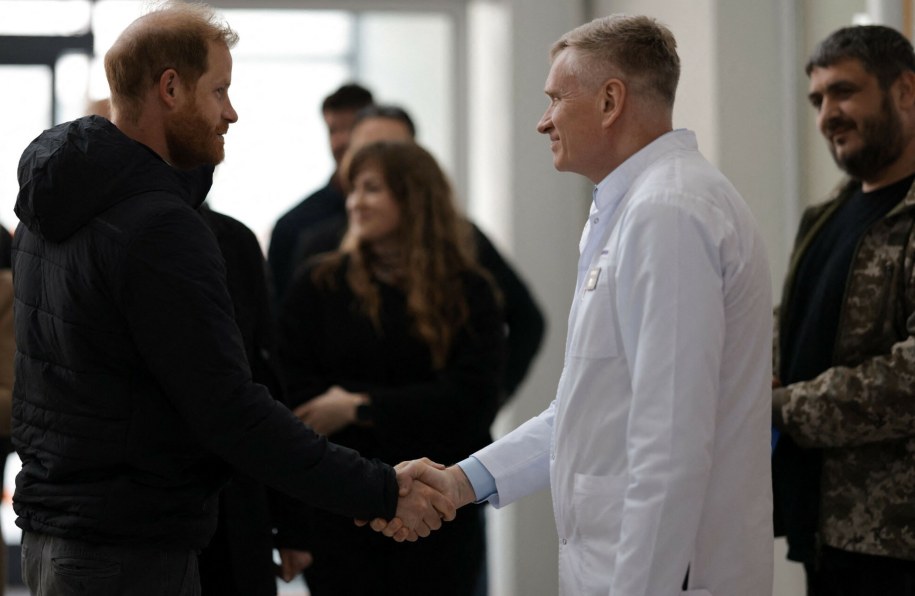 Książę Harry zwiedził Centrum Superhumans i spotkał się z pacjentami oraz personelem medycznym /YANA STUKACH /East News/AFP