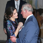 Książę Karol dłuuuugo wita się z królową Hiszpanii. Fotoreporterzy to uchwycili 