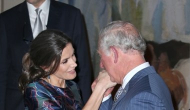 Książę Karol dłuuuugo wita się z królową Hiszpanii. Fotoreporterzy to uchwycili 