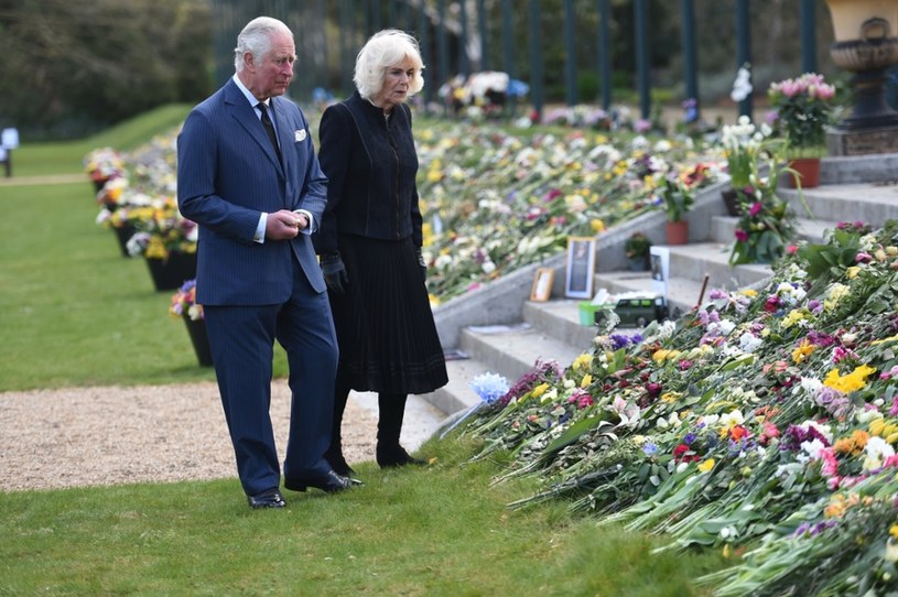 Książę Karol i księżna Kamila czytają listy z kondolencjami po śmierci księcia Filipa. /Jeremy Selwyn-Evening Standard/ /East News