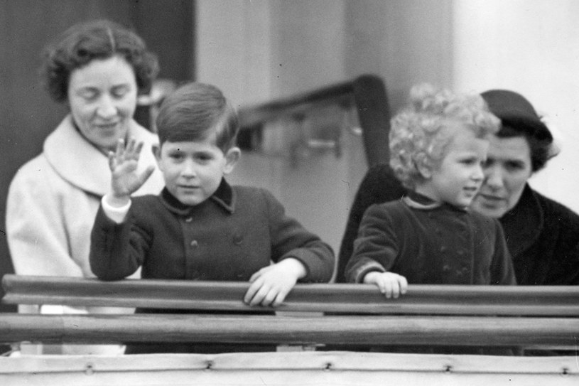 Książę Karol i księżniczka Anna na pokładzie jachtu Britannia /Getty Images