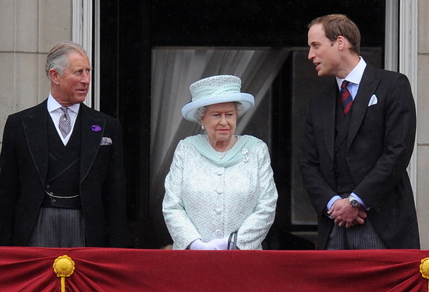 Książę Karol, królowa Elżbieta II i książę William na zdjęciu z 2012 roku /ANDY RAIN /PAP/EPA