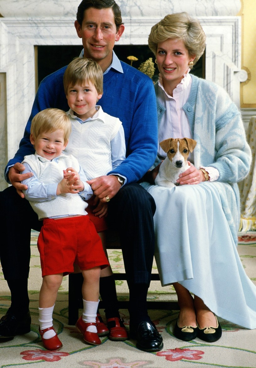 Książę Karol, księżna Diana wraz z księciem Williamem i księciem Harrym /Getty Images